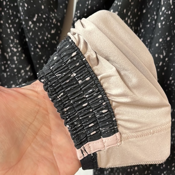 LL19  EUC Lululemon joggers size 12.
LL19 - Picture 8 of 9